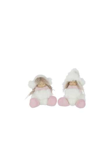 CHICA CON GORRO SENTADA